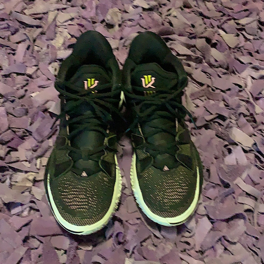 Kyrie Sneakers